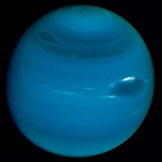 Neptunus djupblå klot med ljusa slöjor av höga moln
